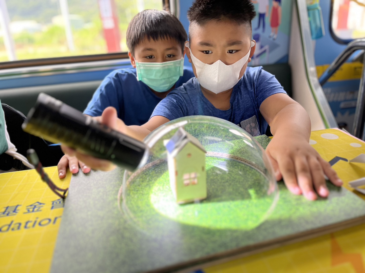 AGGAME參與基礎科學主題車廂，以STEAM教學精神，設計「逐日科學家」、「太陽能工程師」以及「淨零建築師」三大能源科普課程和實驗